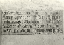 82868 Afbeelding van het grafsteentje in de Domkerk (Domplein) te Utrecht, met opschrift in Gothische minuskels ter ...